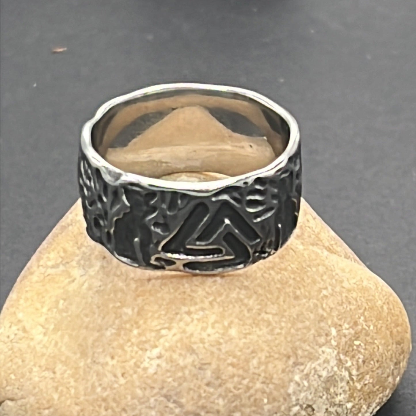 Band - Valknut with 2 Wolves Size 7-13